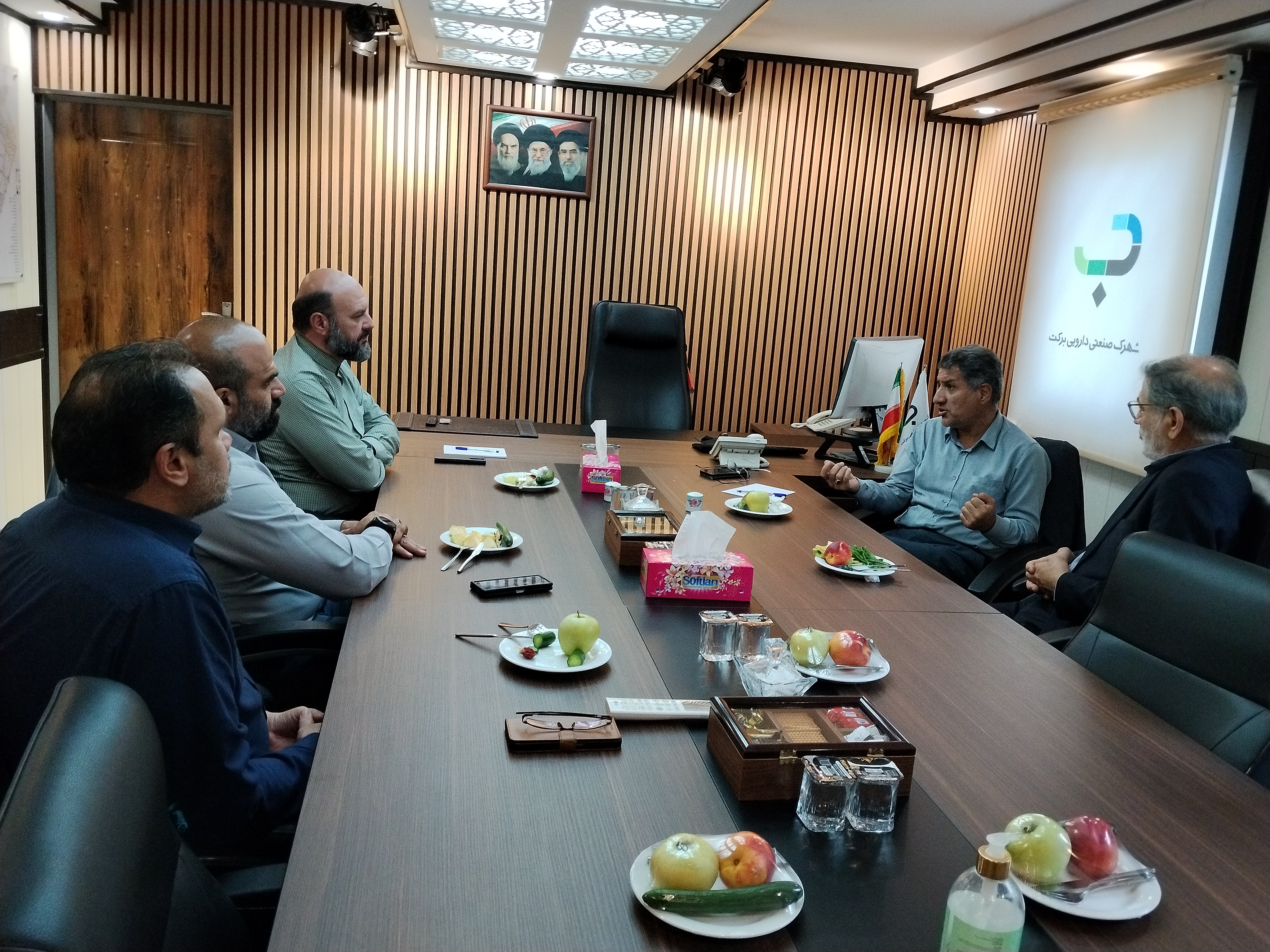 نشست هم‌اندیشی مدیران شهرک صنعتی دارویی برکت با مدیرکل مدیریت بحران استانداری البرز و تأکید بر رفع موانع زیرساختی و صیانت از تولید دارویی کشور
