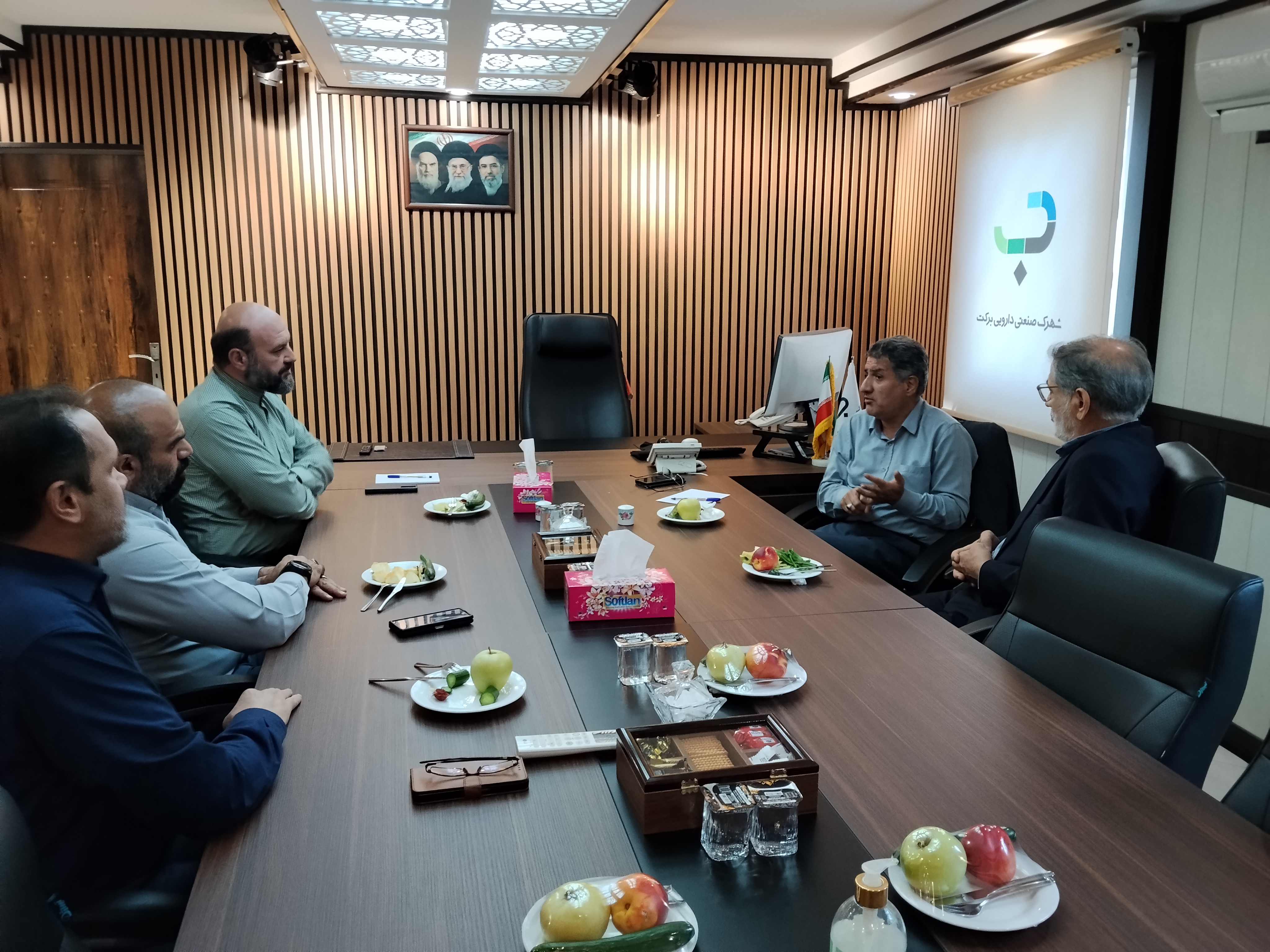 نشست هم‌اندیشی مدیران شهرک صنعتی دارویی برکت با مدیرکل مدیریت بحران استانداری البرز و تأکید بر رفع موانع زیرساختی و صیانت از تولید دارویی کشور