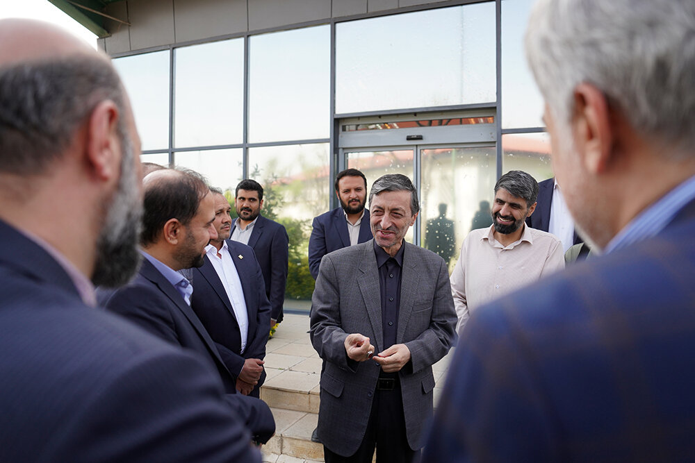 بازدید رئیس ستاد اجرایی فرمان امام از شهرک صنعتی دارویی برکت