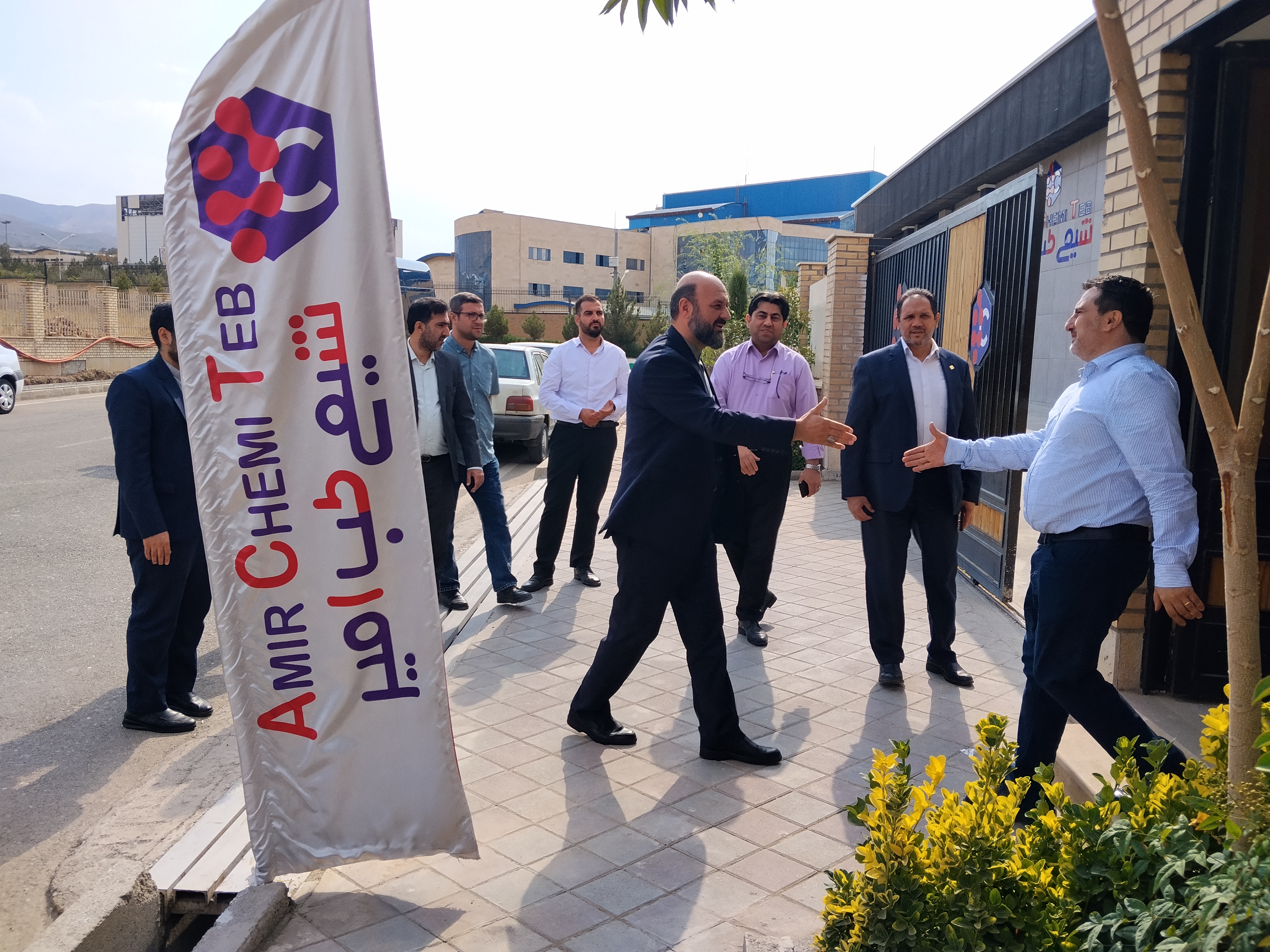 بازدید مدیرعامل و جمعی از مدیران شهرک صنعتی دارویی برکت از مجموعه «شیمی طب امیر»