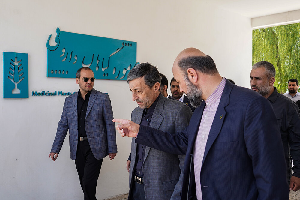 بازدید رئیس ستاد اجرایی فرمان حضرت امام از شهرک صنعتی دارویی برکت