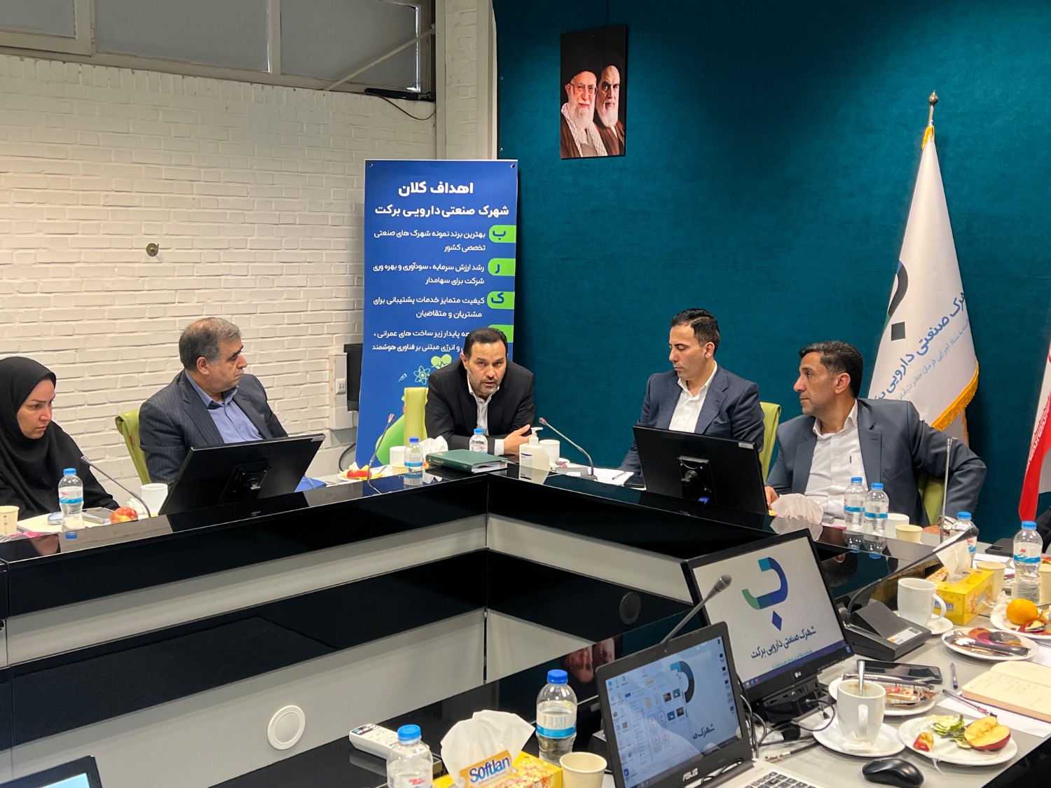 نشست تخصصی بررسی اوضاع و شرایط صنعت دارو در شهرک صنعتی دارویی برکت برگزار شد.